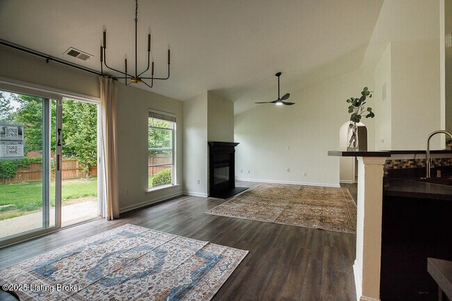 Foto del edificio - 7003 Hollow Oaks Dr
