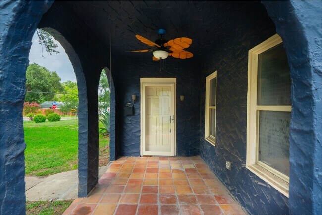 Foto del edificio - Charming Spanish Revival bungalow!
