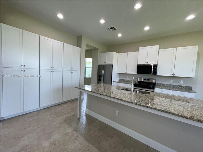 Building Photo - 15180 Wildwood Cir
