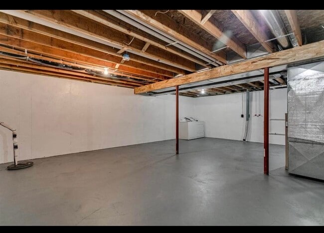 Sótano - N176 State Park Rd