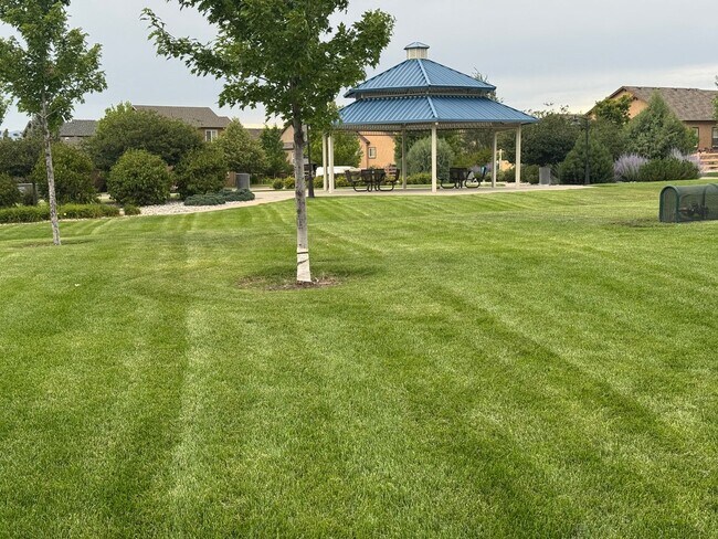 Foto del edificio - Main level living! 3 bed, 3 bath, 2 car ne...