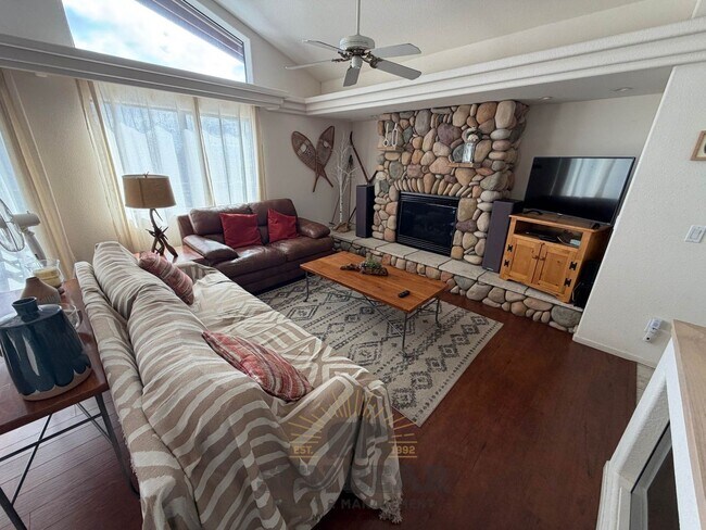 Foto del edificio - Gorgeous Lake View! 3 Bedroom with Garage & Car Port in Incline Village!  Allows a cat!