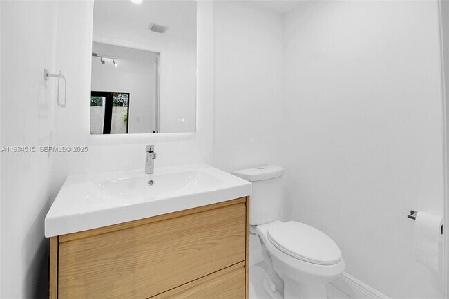 Foto del edificio - 3204 Bird Ave