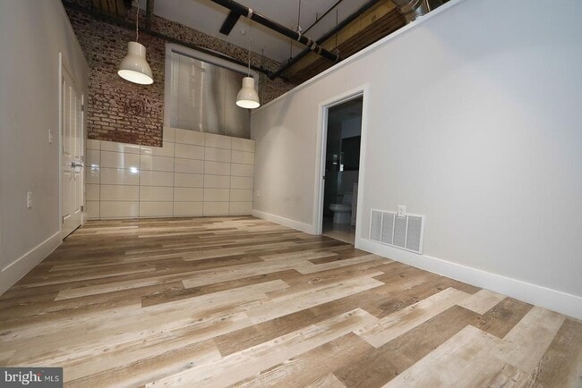 Building Photo - 1822 E Glenwood Ave