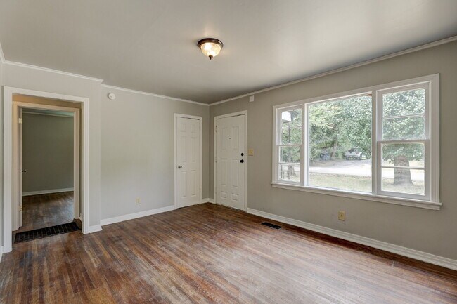 Building Photo - Remodeled 2/1