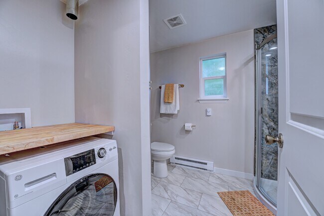 Baño y lavandería - 550 Hall Ave