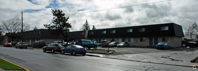 Building Photo - Queens Trace Apartments