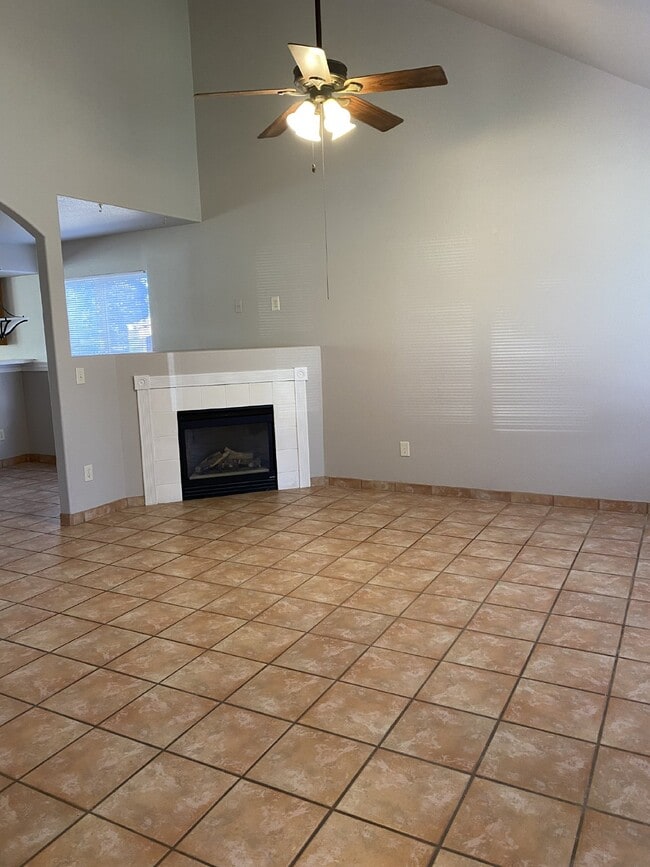 Building Photo - 4 bedroom - Montero