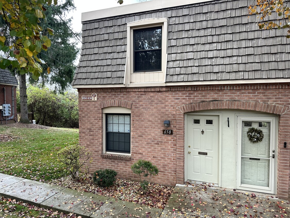 Primary Photo - 658 Carriage Cir