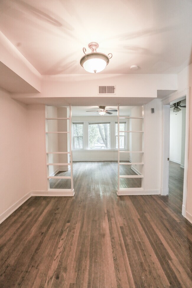 Foto del edificio - 2554 W Eastwood Ave