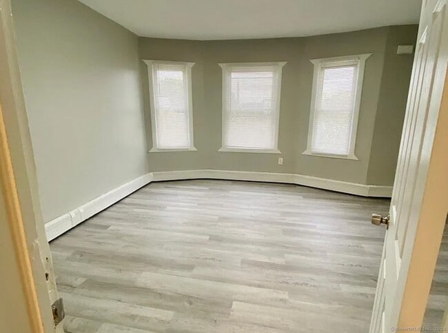 Building Photo - 87 Caroline St