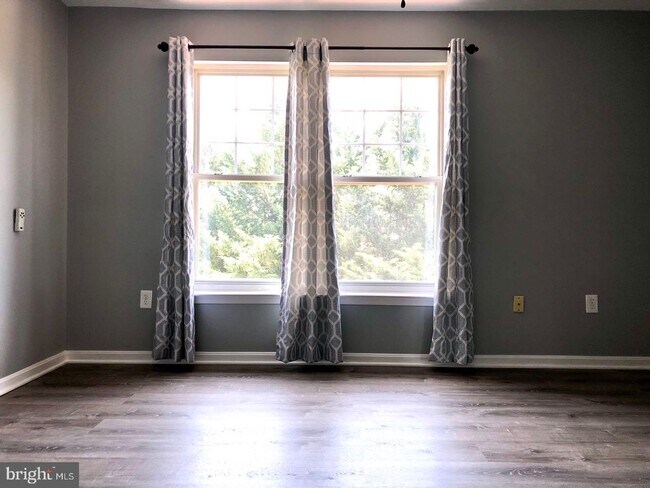 Foto del edificio - 424 Blossom Ln