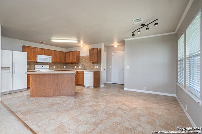 Building Photo - Converse 4 Bedroom