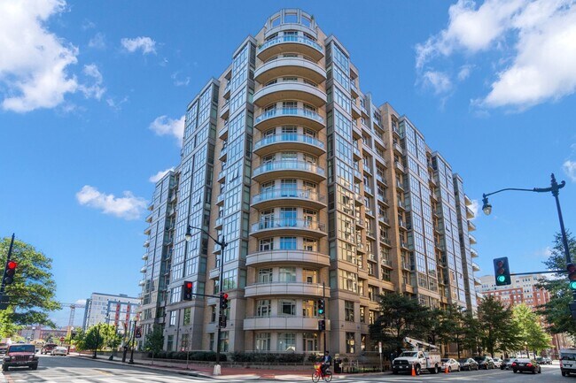Foto del edificio - Incredible 2BR/2BA Condo Blocks from the M...