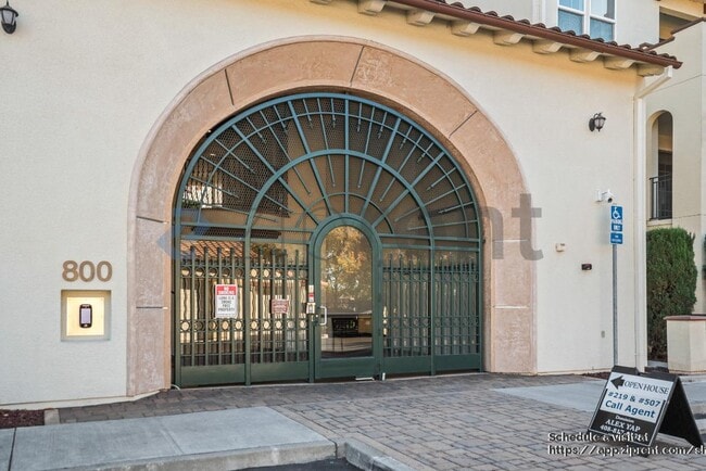 Building Photo - 800 S Abel St