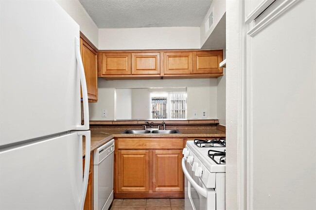 Building Photo - 711 Holiday Dr