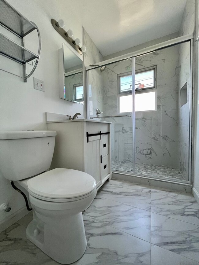 Building Photo - RENOVATED BALLARD 3 BED, 2 BATH DUPLEX UNI...