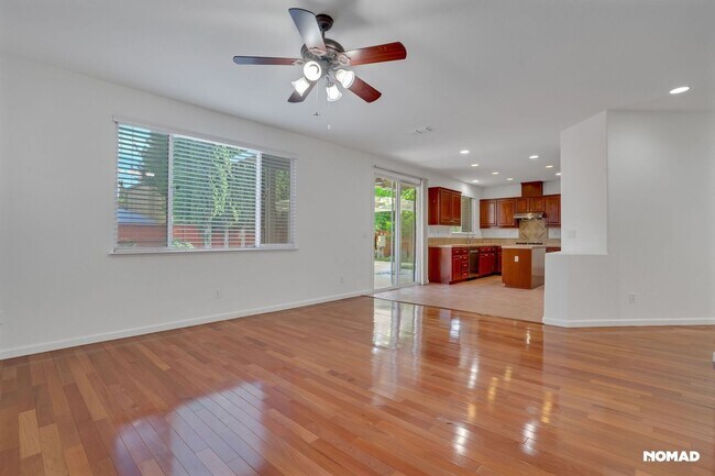 Foto del edificio - Stunning 4BR House with solar heated pool ...