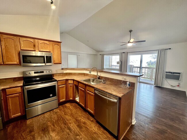 Building Photo - Three Bedroom Condo on the River