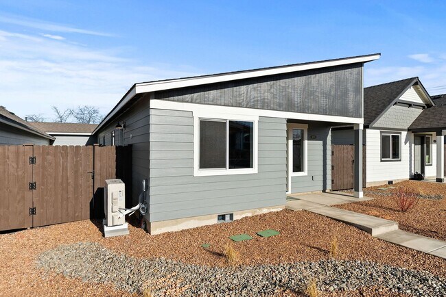 Foto del edificio - 50% OFF!!! Modern 3 Bed/2 Bath Single-Level Home with Open Living - Redmond