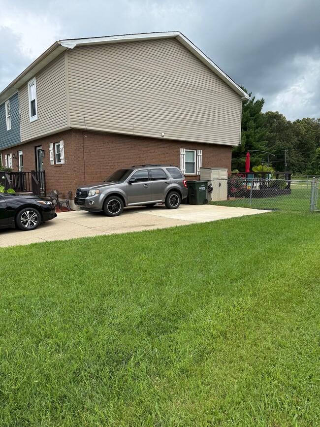 Building Photo - 703 Brian Ct