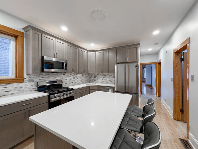 Building Photo - 4322 W Kamerling Ave