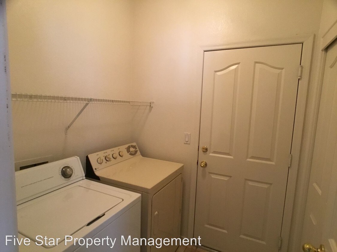 Building Photo - 1801 Oak Moss Pl