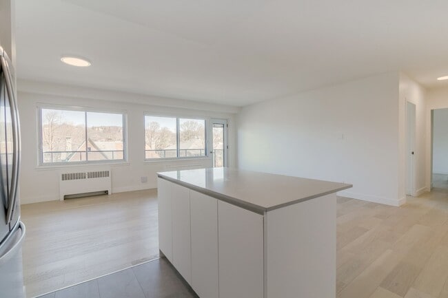 Building Photo - 4555 Av. Bonavista