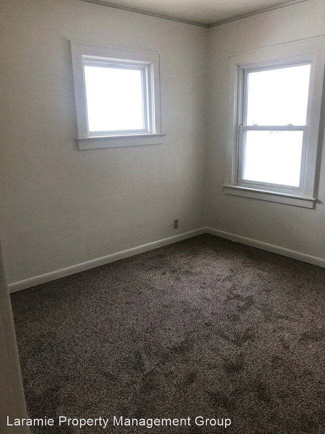 Building Photo - 2 br, 1 bath Apartment - 562 N 8th