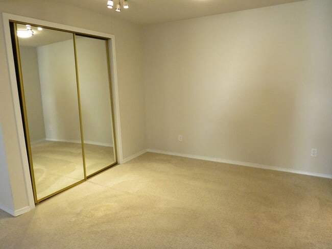 Building Photo - Redmond Downtown Charming 530 sf Studio $ 1695.00 includes parking