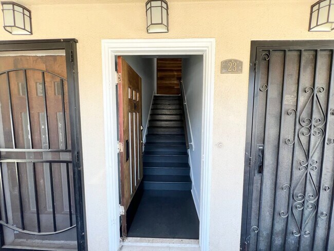 Foto del edificio - Charming 1 Bed Townhouse-Style Apartment N...