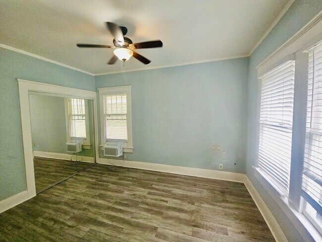 Foto del edificio - 2301 N Jefferson St, Apt 3