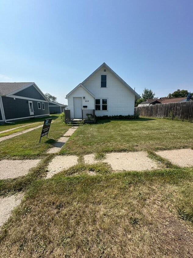 Foto principal - 910 5th Ave SE