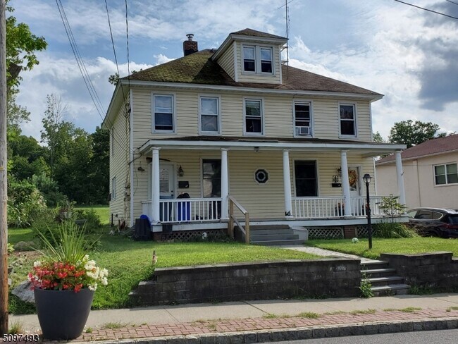 Building Photo - 48 Maple Ave