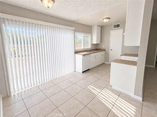 Foto del edificio - 16810 Village Ln