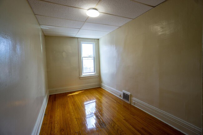 Building Photo - 120 Dell St