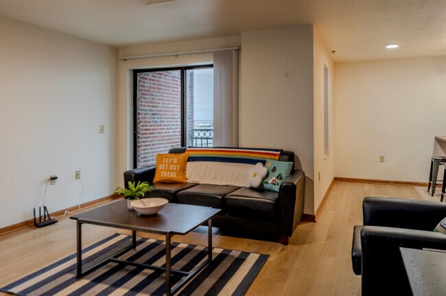 3 habitaciones/2 baños - Universitario - Collegiate Campus Student Apartments