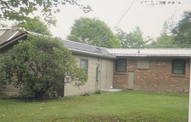 Building Photo - 404 Meadowview Dr