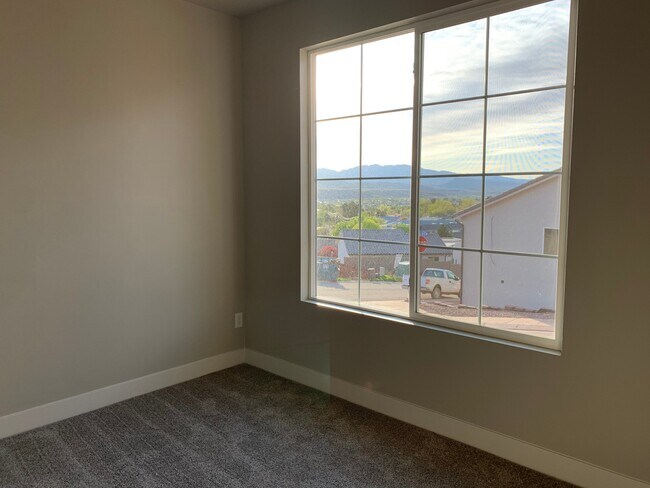 Building Photo - 438 N Stone Mountain Dr