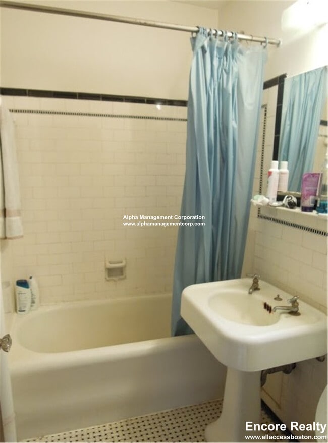 Building Photo - 349 Pleasant St