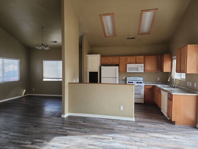 Building Photo - 4 bed Single Family Home Close to Iron Spr...