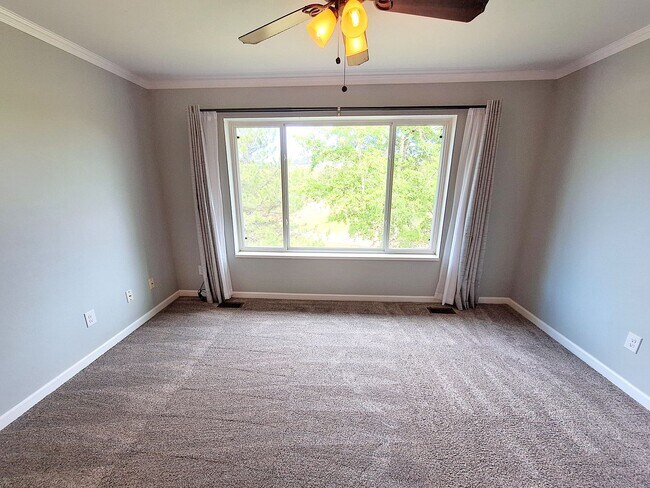 Foto del edificio - Quiet charmer- Upgrades abound, landry & u...