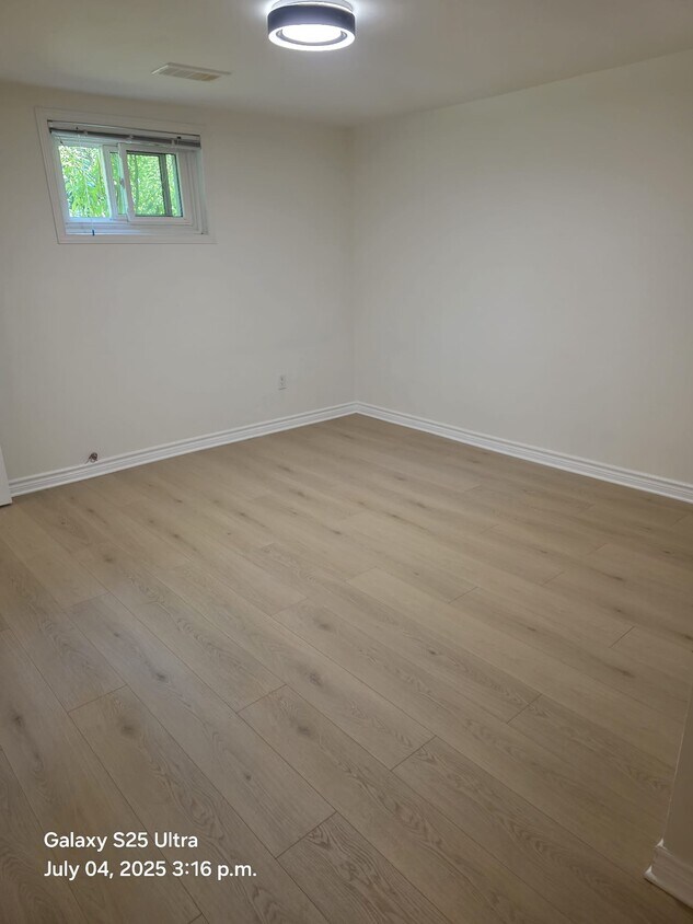 Photo principale - 2 bedroom basement apartment Don Mills & S...