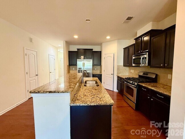 Foto del edificio - 7021 Broughton Ln