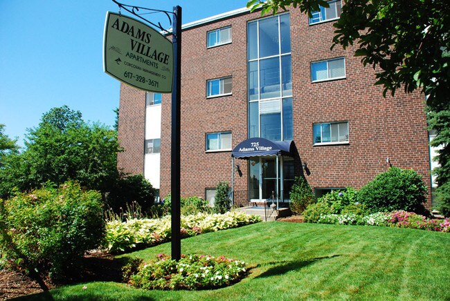 Adams Village Alquileres En Dorchester Ma Apartamentos Vista De La Entrada Comunidad Desde Adams Street Village