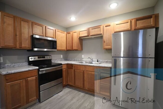 Building Photo - Recently renovated 2 bed, 1 bath apt - uti...
