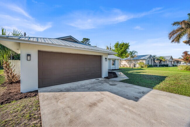 Building Photo - 2514 SE Alfonso Ave