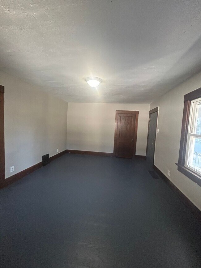 Building Photo - 709 Anderson Ave