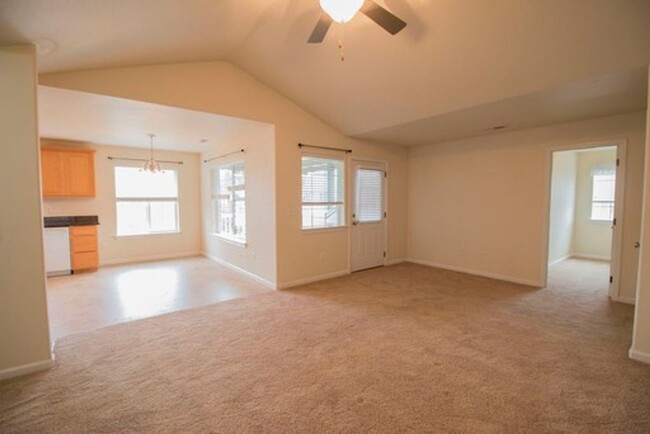 Building Photo - Cute, clean 2 bedroom upstairs apartment w...