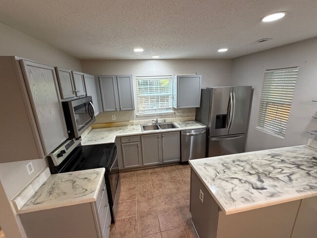 Building Photo - Beautiful 3-bedroom, 2.5-bathroom townhome